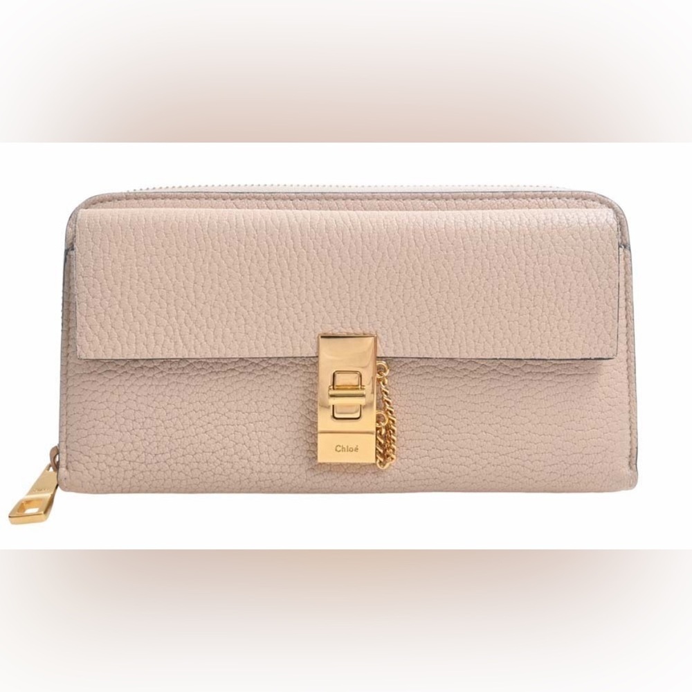 Chloe Long Wallet . Preowned condition.Authentic.